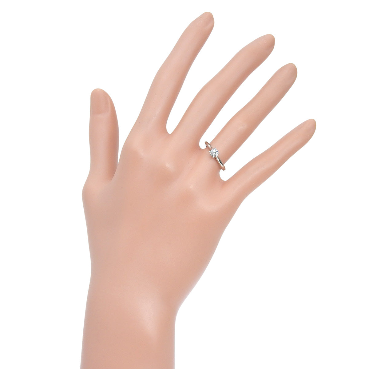 单钻戒指，钻石直径0.23克拉，铂金材质，Pt950，重2.5克