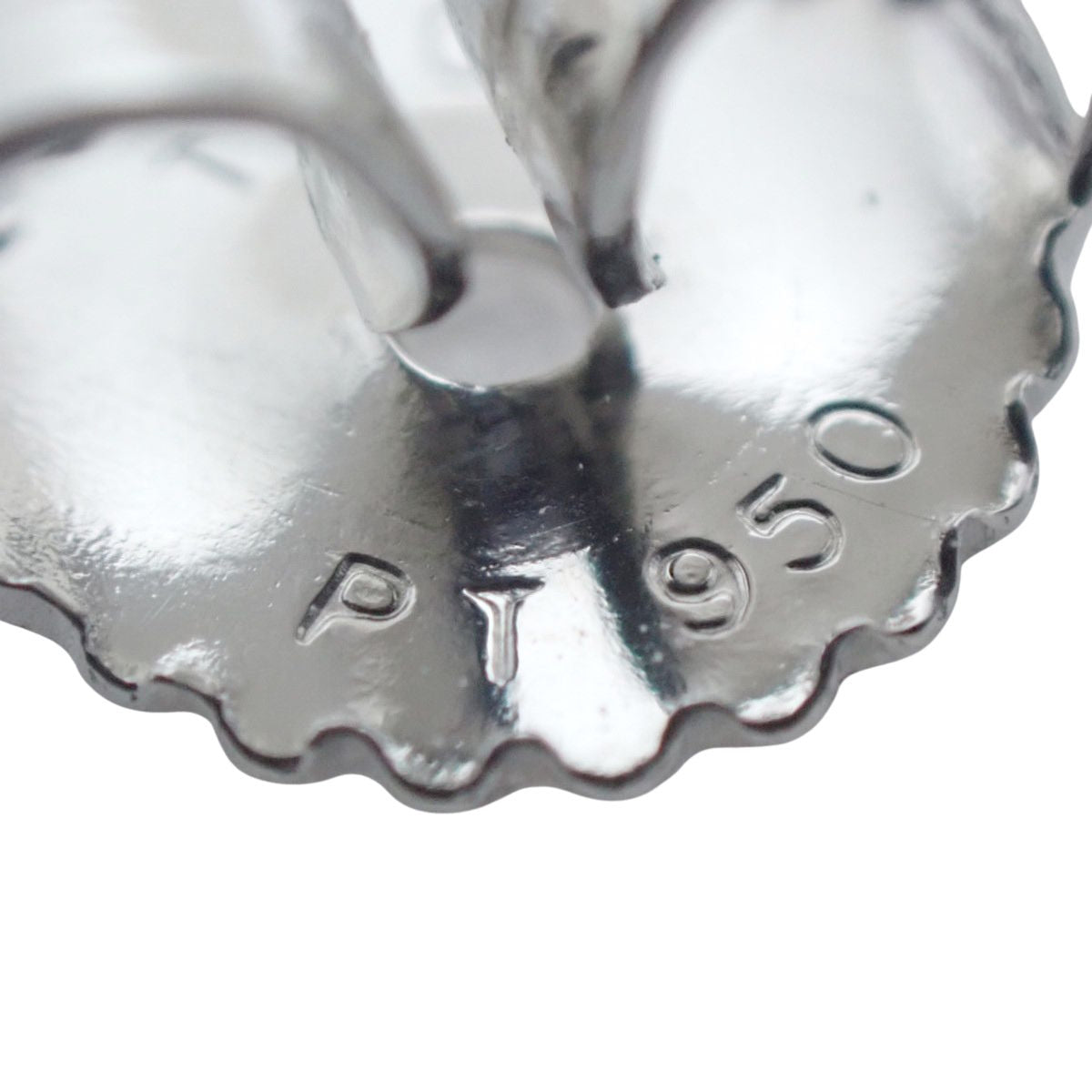 Solitaire Diamond Stud Earrings in Platinum Pt950