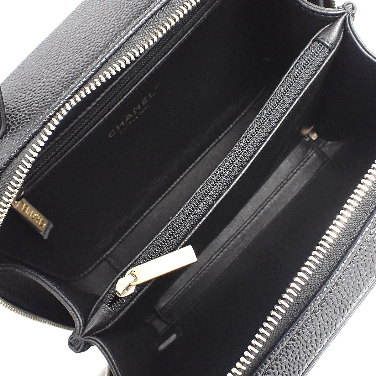 Matelasse CC Filigree 黑色鱼子酱皮革化妆包 A93344