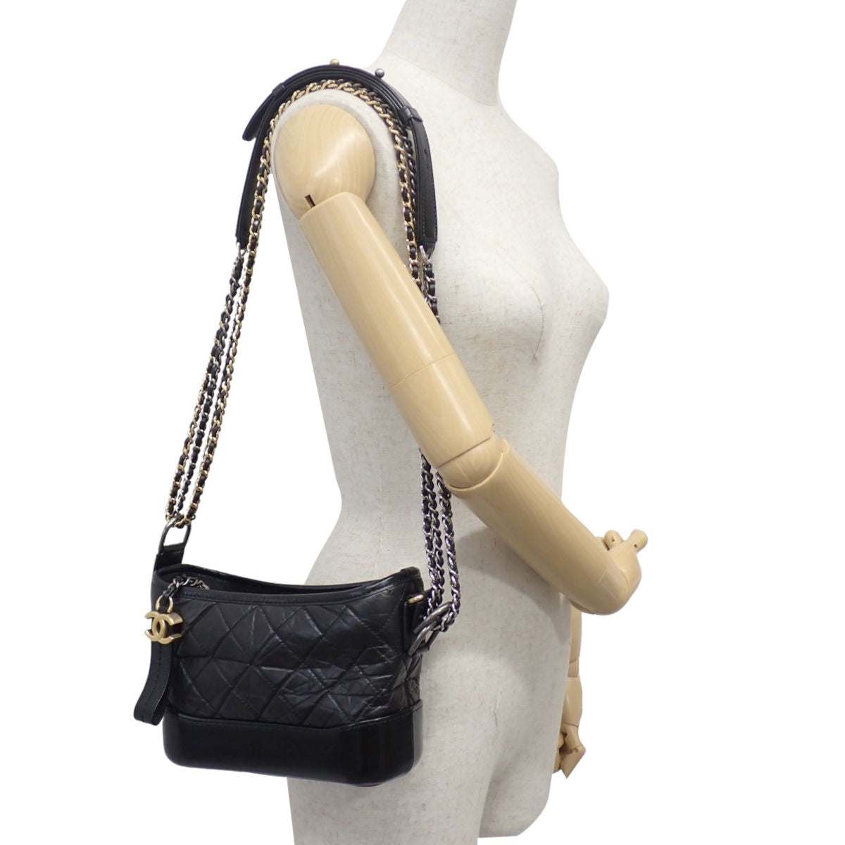 マトラッセ ガブリエル ドゥ シャネル スモール ホーボー バッグ エイジドカーフスキン ブラック A91810