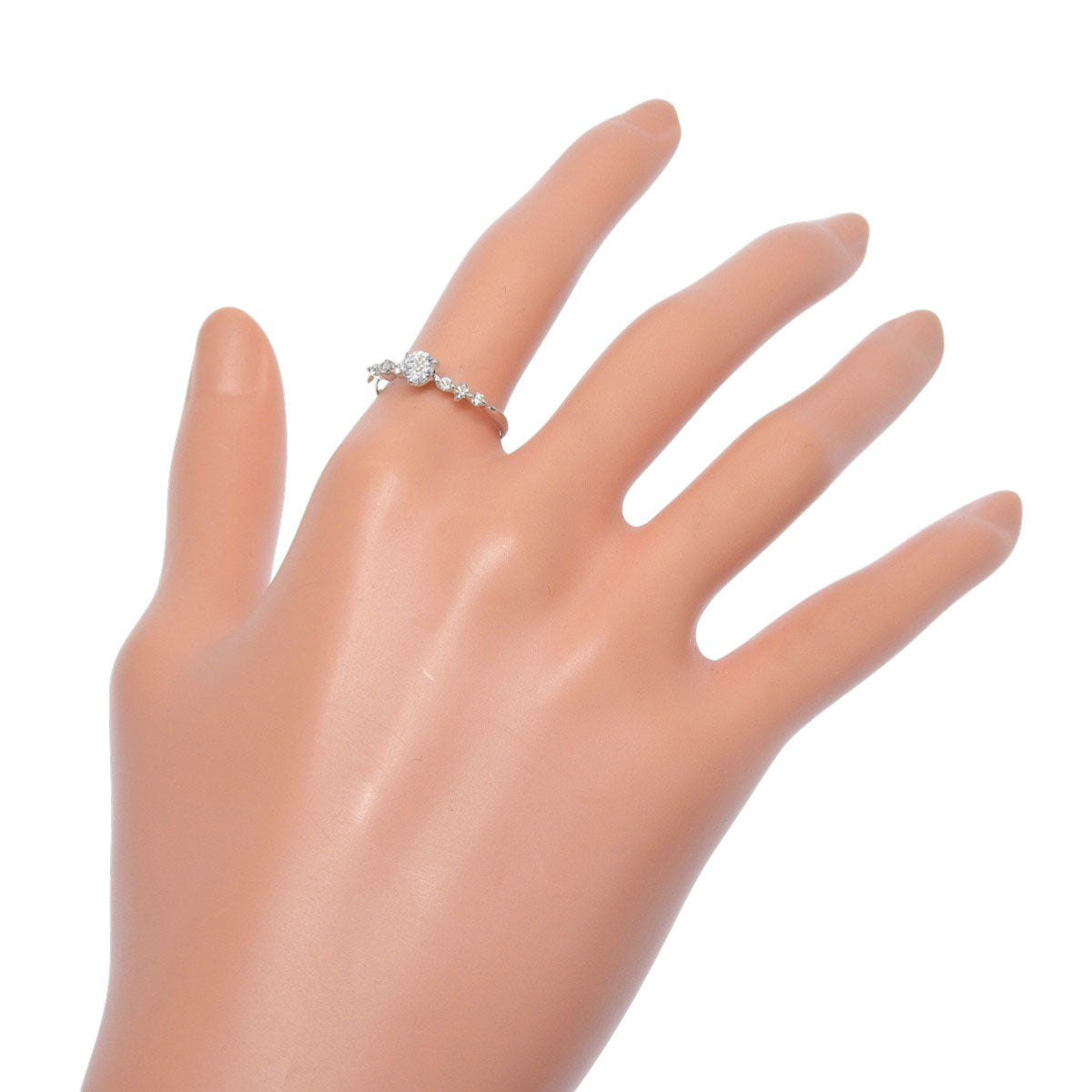 钻石戒指，主钻D0.30，辅钻0.12，18K白金，尺寸14（54），1.6克