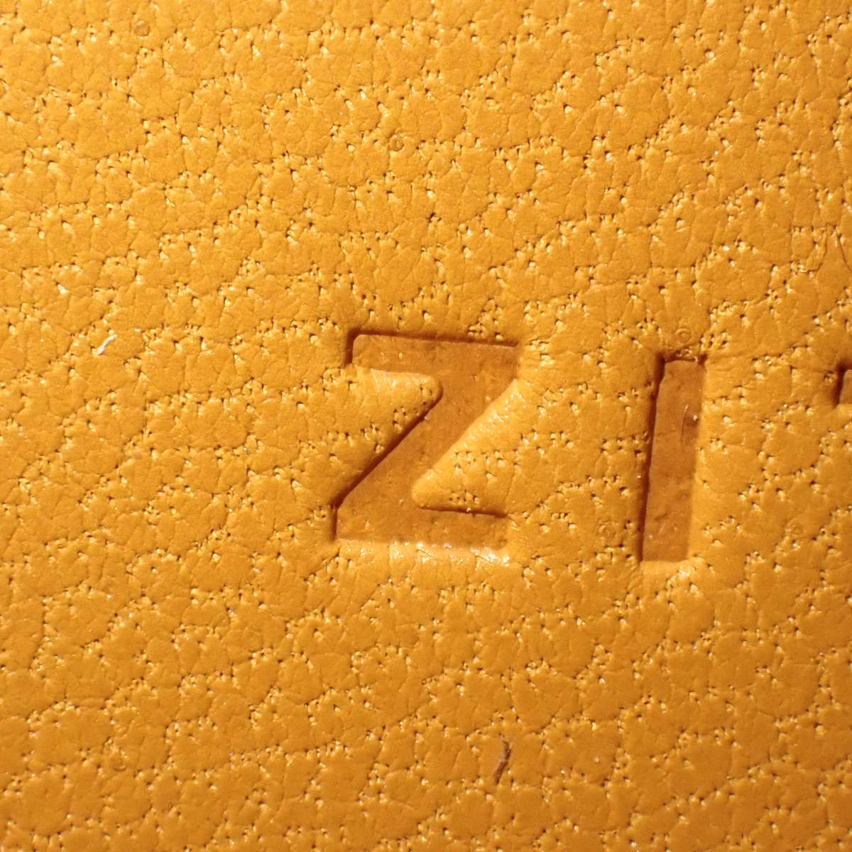 Bolide 27 爱普生芝麻色皮革腕表，配金色五金件和 Z 字印记