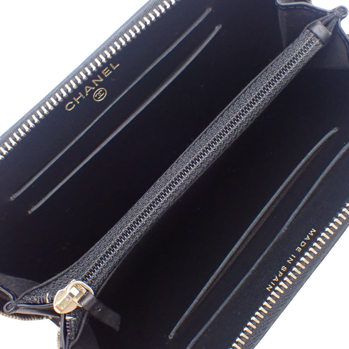 Matelasse CC Filigree 小号拉链钱包，鱼子酱纹皮革，海军蓝和黑色，A84446