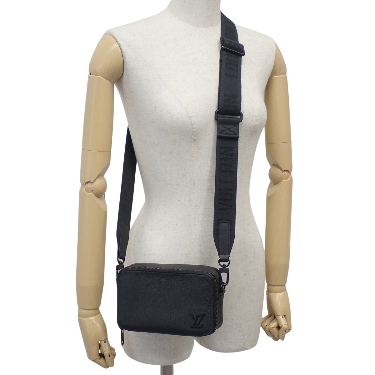 Aerogram Alpha Wearable Wallet in Grained Calfskin Leather, Black, M59161