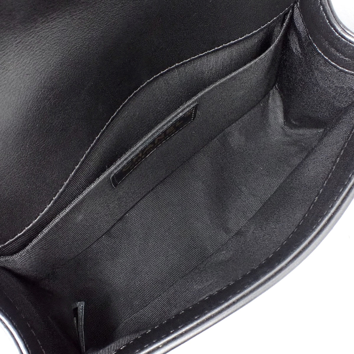 Boy Chanel 20 小号链条肩背包，黑色皮革 A67085