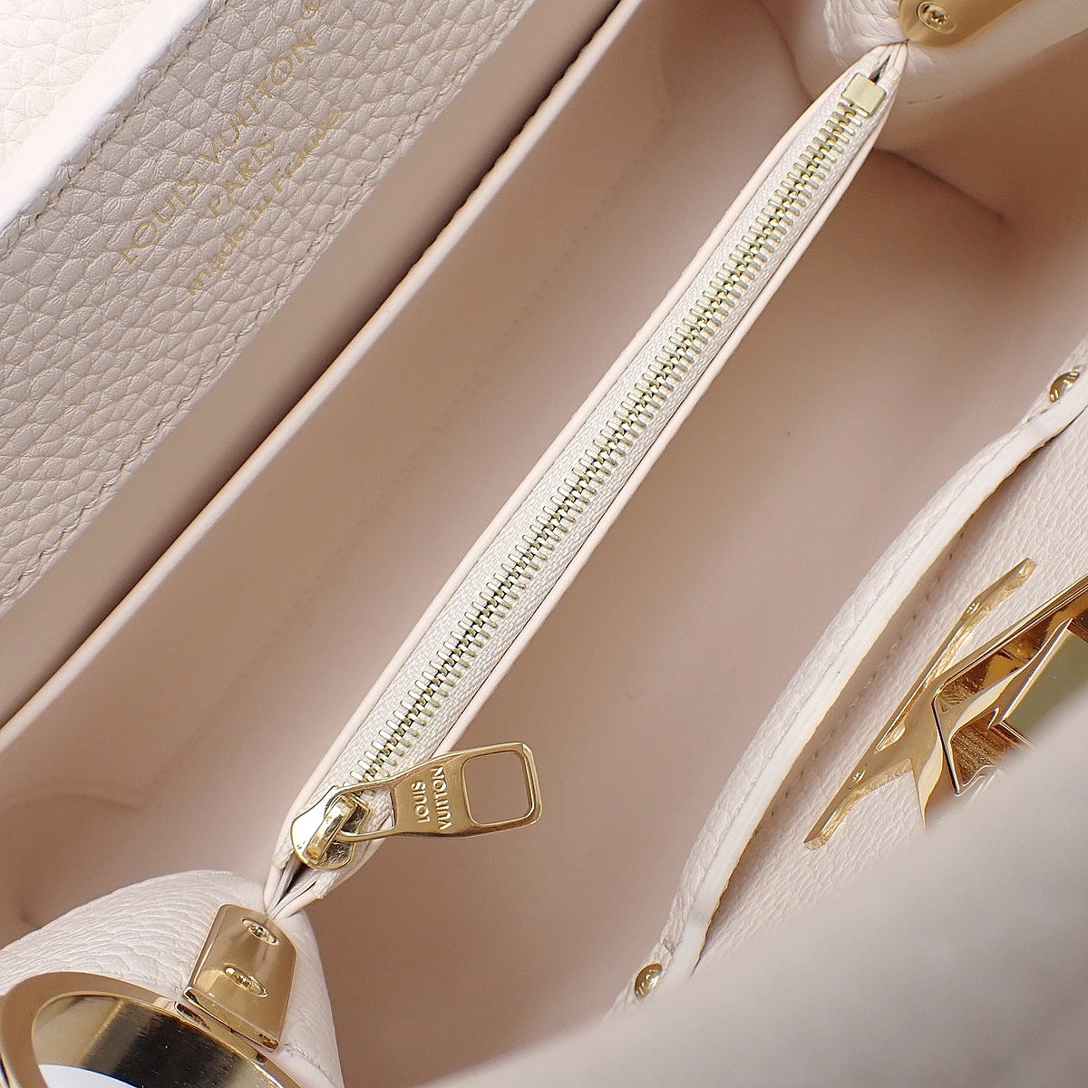 Capucines BB Taurillon Leather Cream Nacré M23331