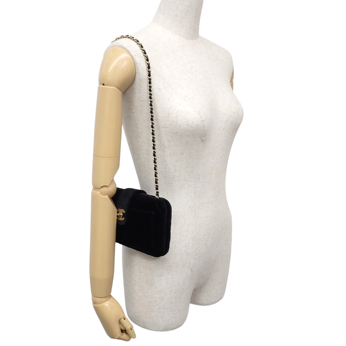 黑色天鹅绒绗缝晚宴包