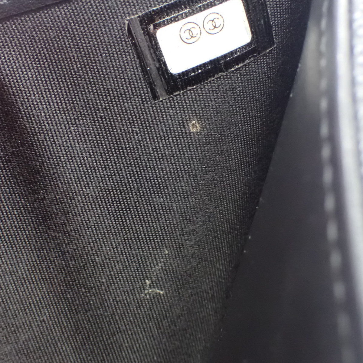 Boy Chanel 三折钱包，鱼子酱纹皮革，黑色