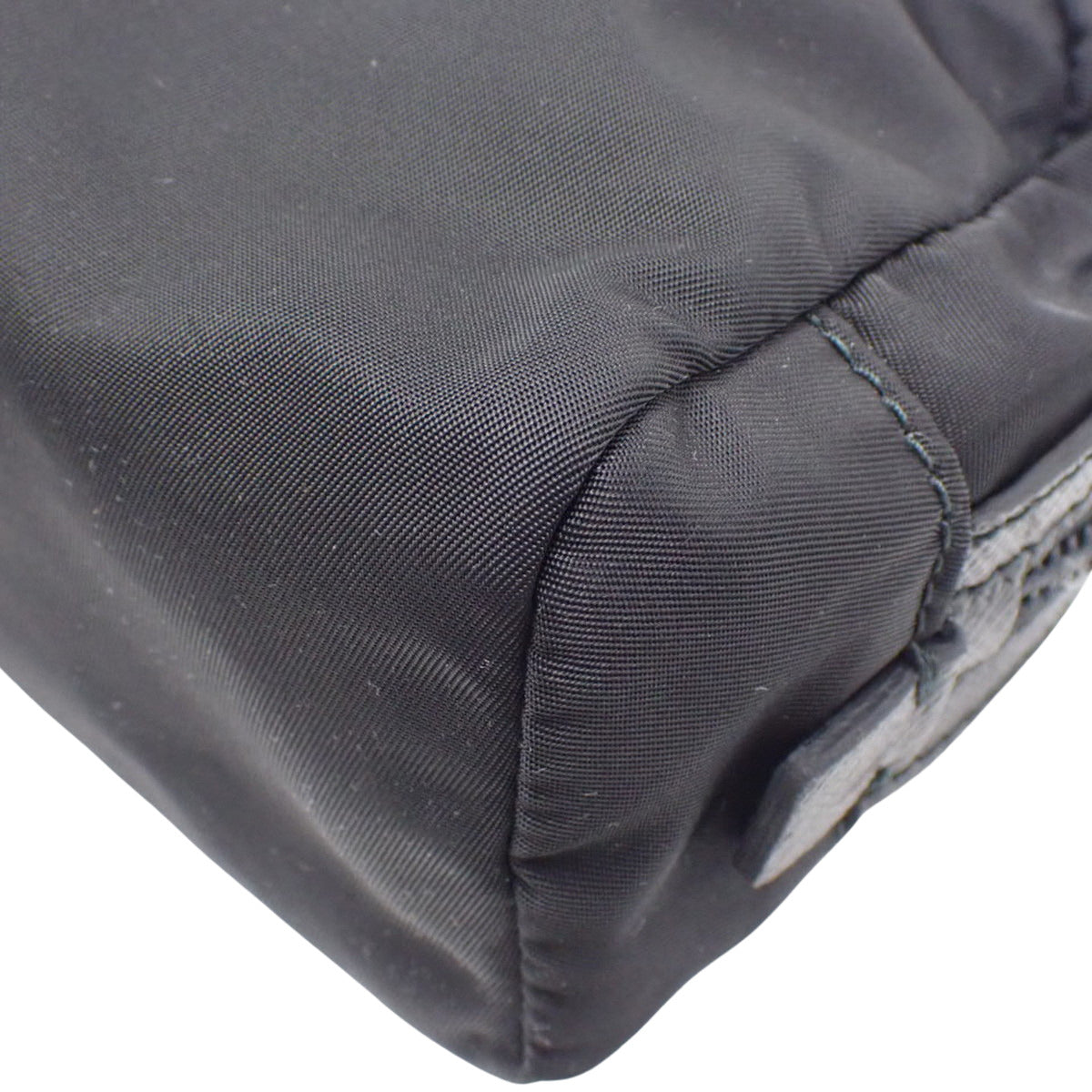 トライアングルロゴ ポーチ ナイロン NERO