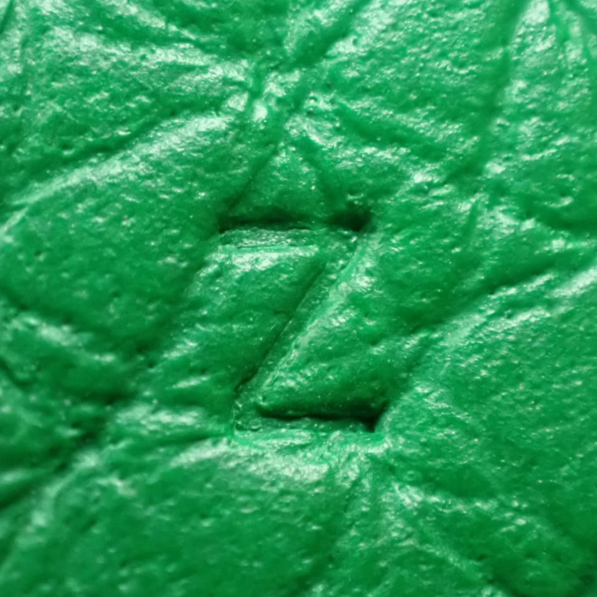 Picotin Lock PM 单色 Taurillon Clemence 竹纹皮革，配绿色五金件和 Z 字印记