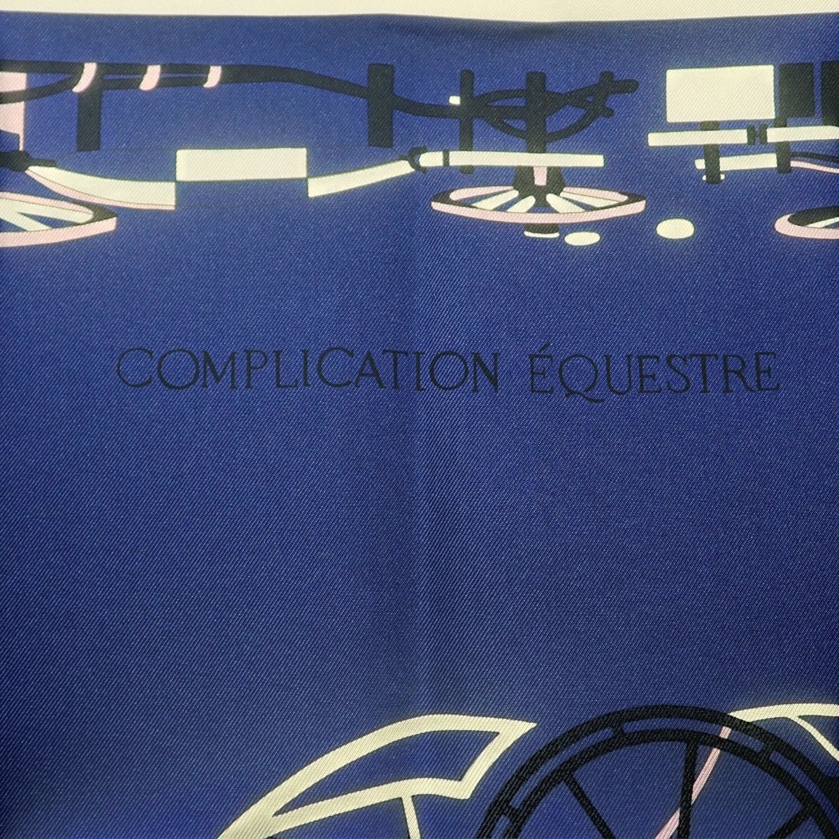 Complication Equestre complication équestre carre 90 silk marine palme blanc