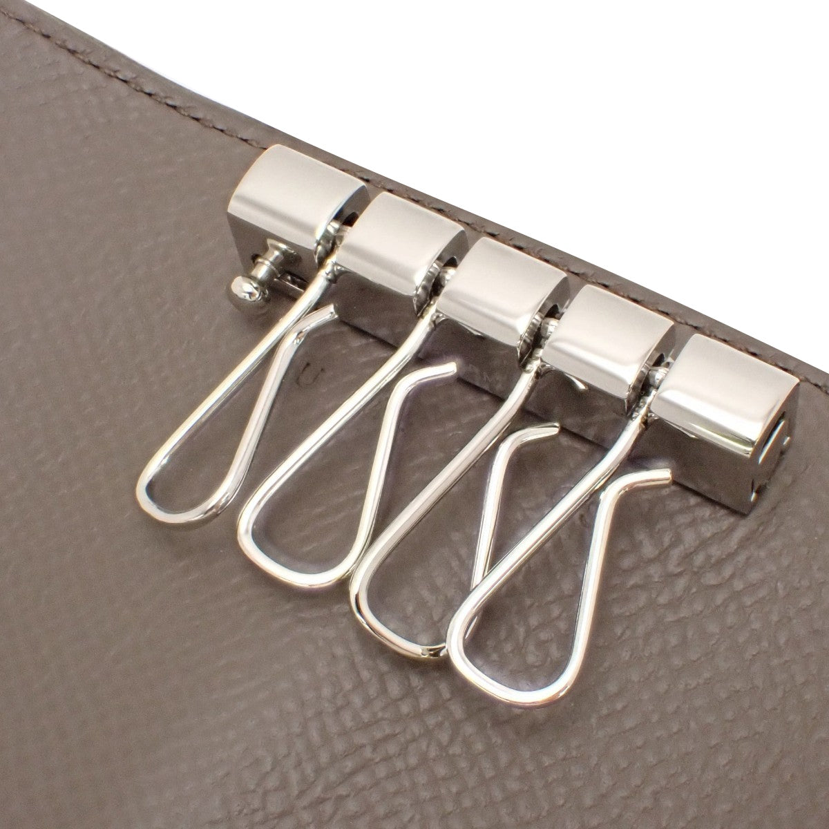 [Unused] Béarn Key Case, Epsom Calfskin, Palladium-Finish Hardware, Etoupe / Silver Hardware, U Stamp