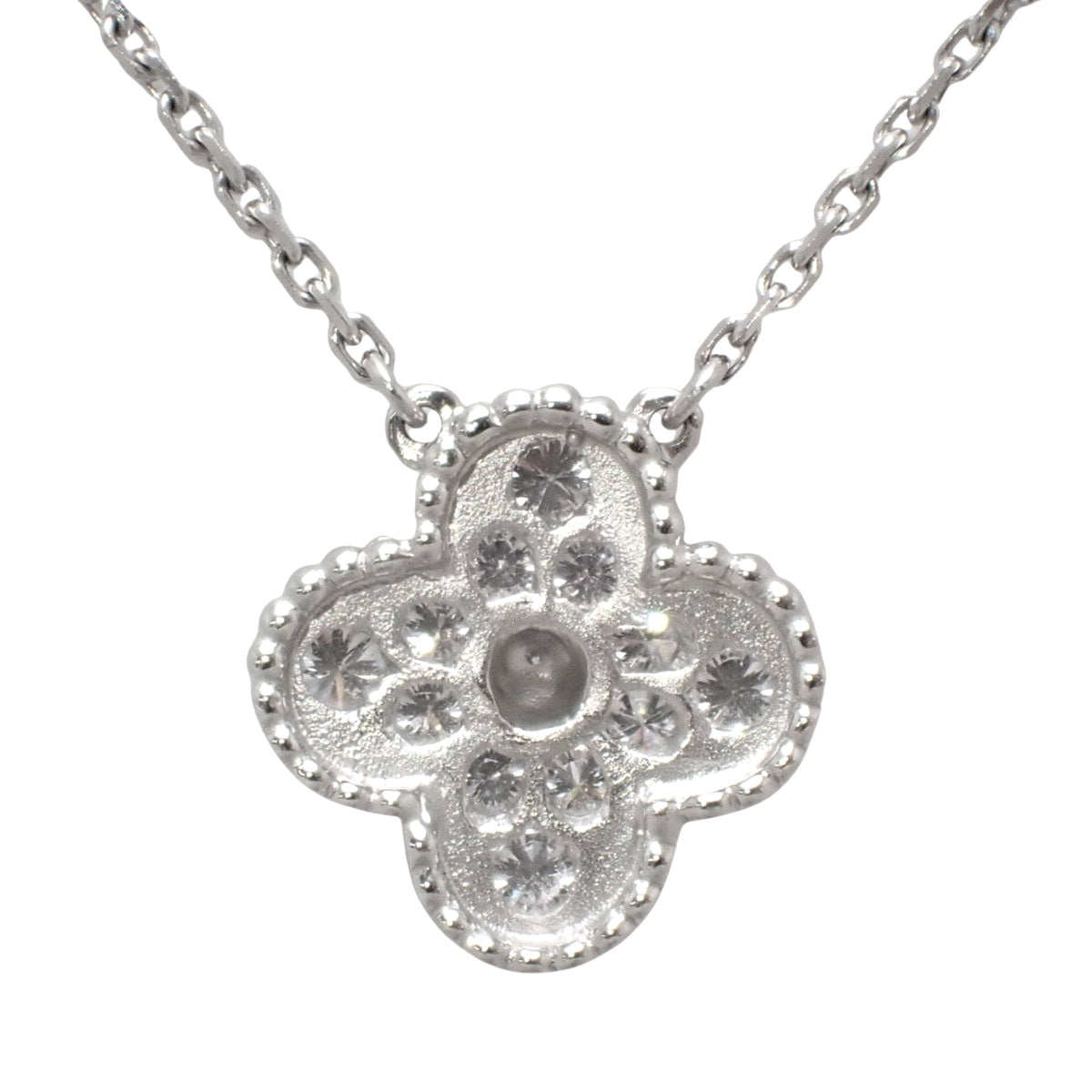 Vintage Alhambra pendant with diamonds in 18K white gold and white gold with a clover motif and diamonds.