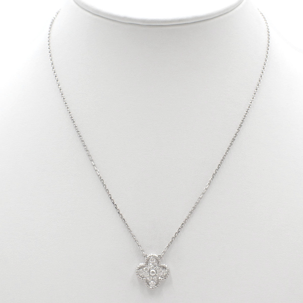 Vintage Alhambra pendant with diamonds in 18K white gold and white gold with a clover motif and diamonds.