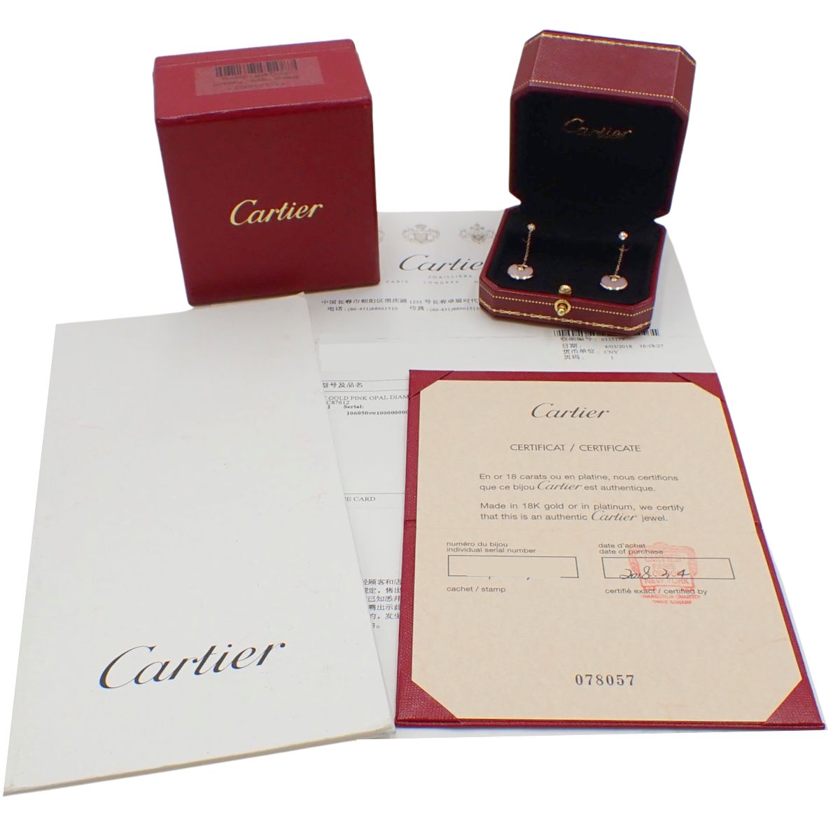 镶嵌钻石和粉色蛋白石的护身符耳环，材质为粉金和 18K 粉金。