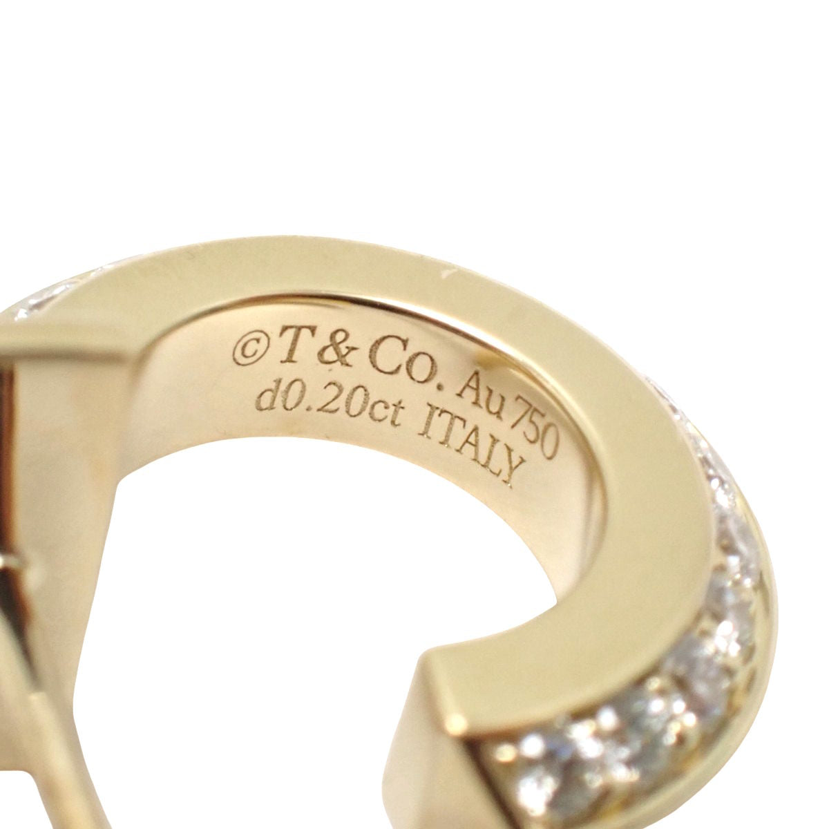 T 型单圈耳环，镶嵌钻石，每颗钻石重 0.20 克拉，18K 黄金材质，重 7.4 克