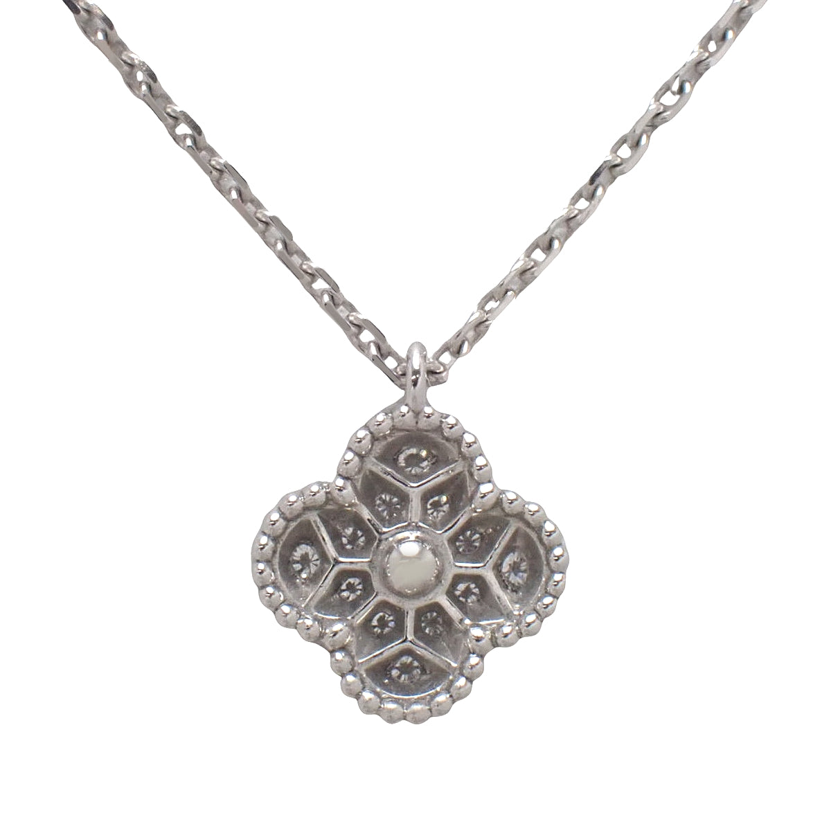 甜美阿尔罕布拉吊坠，镶嵌钻石，18K白金材质，重3.1克